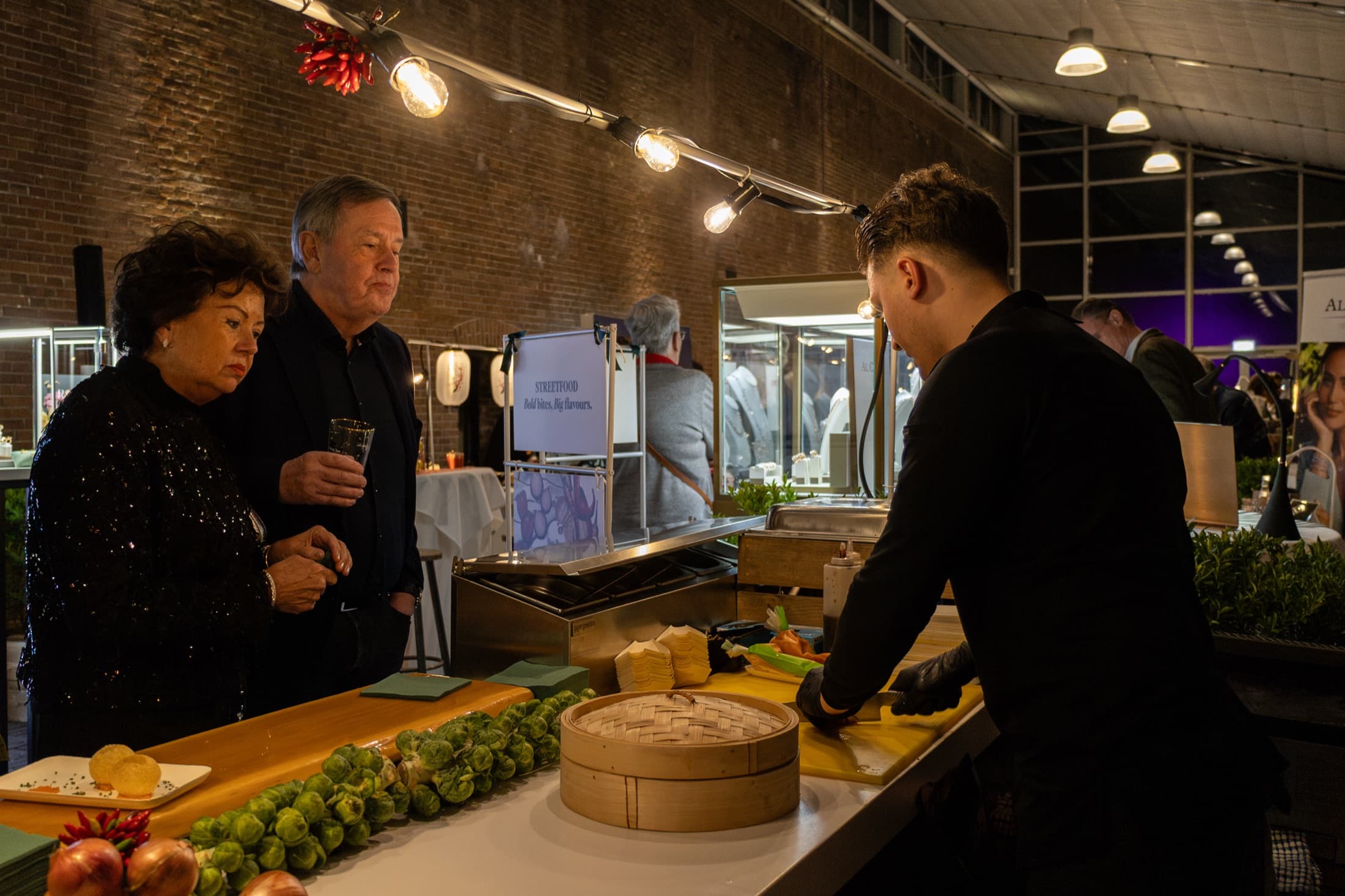 Gasten worden bediend bij een streetfood-stand