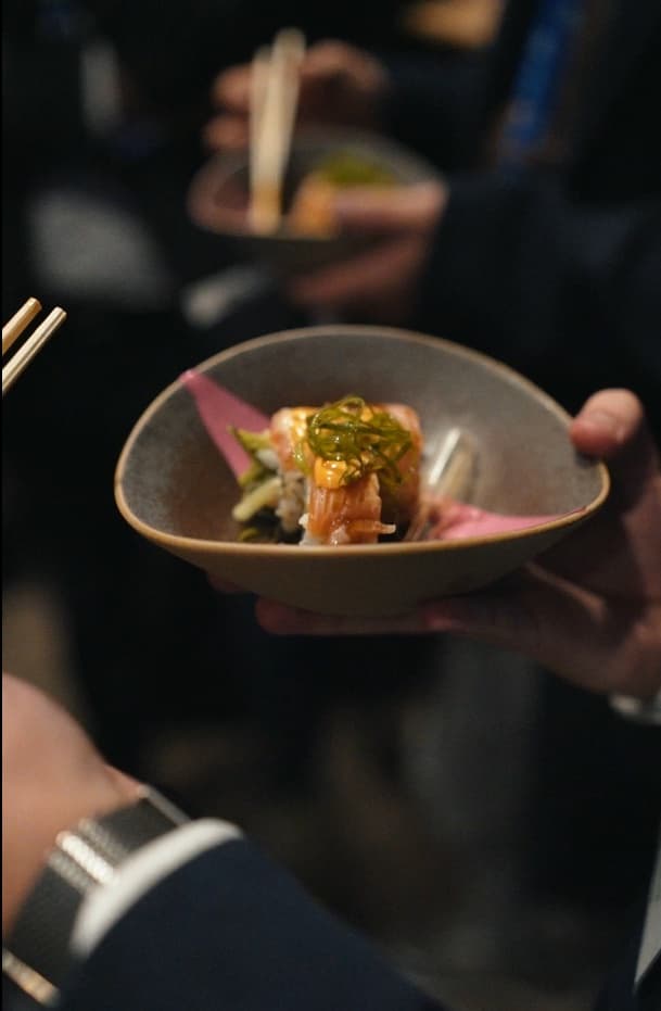 Gast proeft een sushigerecht uit een handgemaakte kom